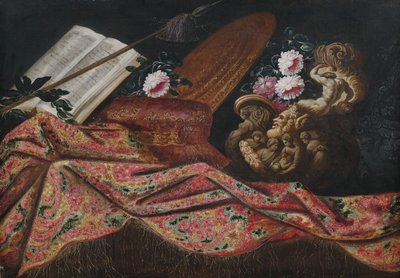 Natura morta con vaso ornamentale e drappeggio di tappeto, a sinistra un libro aperto con corona d